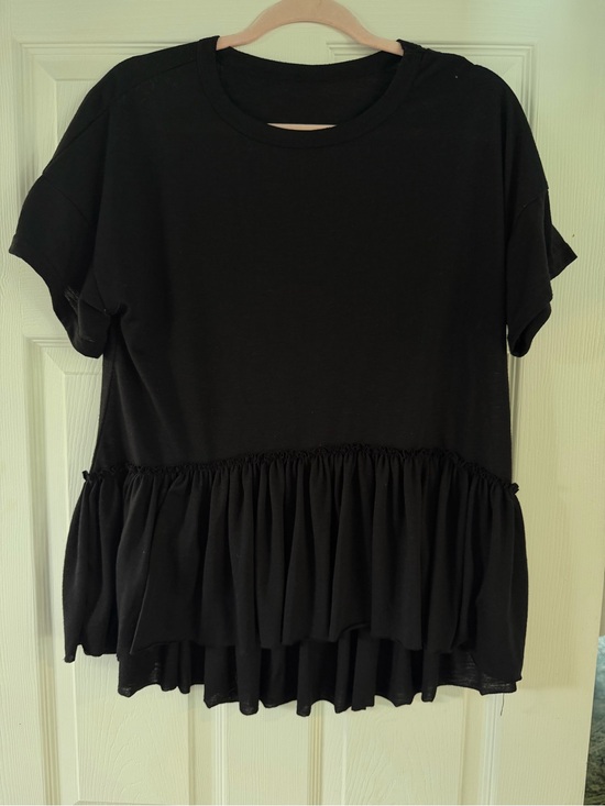 SHEIN Tops - SHEIN Black Short Sleeve Ruffled Hem Tee